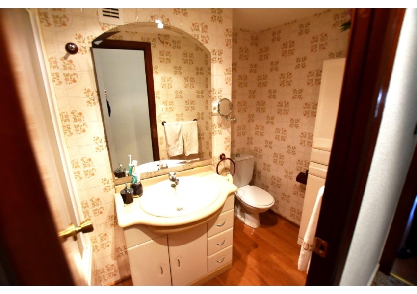 Czteropiętrowy budynek z lokalem handlowym z możliwością rozbudowy 250m od plaży w Cullera